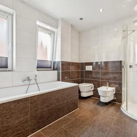 Modernes Ferienhaus, Sauna & Partyraum Zubuchbar Neuss